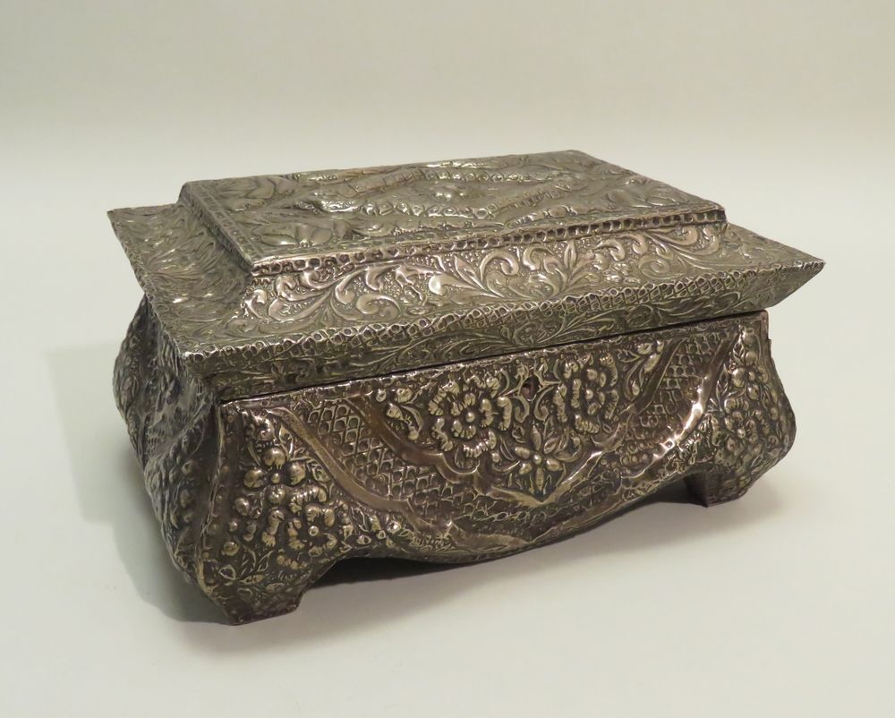Null 重要的木质珠宝盒，覆盖着银色（800/1000），有丰富的浮雕装饰。内饰由蓝色装饰材料制成。20世纪初，毛重：1Kg80（钥匙丢失）。