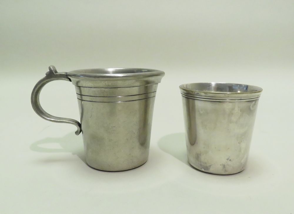 Null Lot of two pieces, including : CHRISTOFLE" silver-plated metal tumbler. 7.5&hellip;