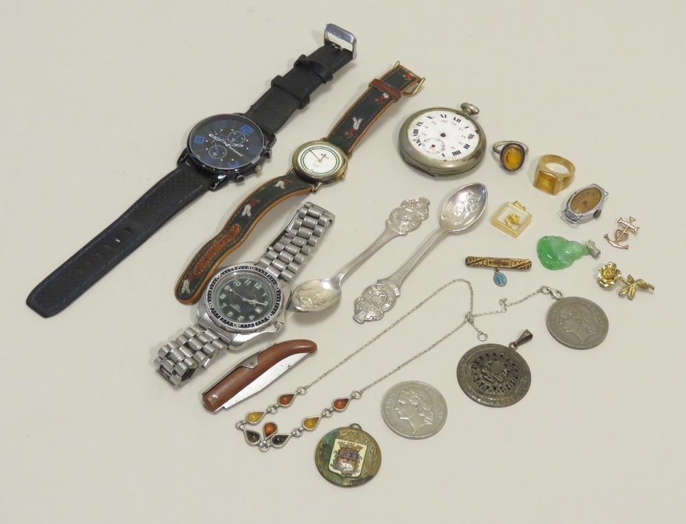 Null Lot de montres bracelets et divers (bagues, montres de gousset en mauvais é&hellip;