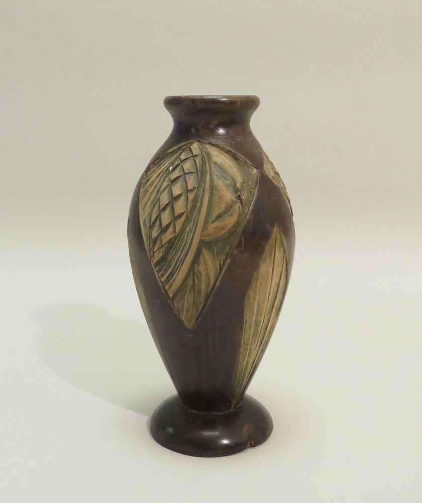 Null Vase en bois sculpté à décor géométrique et fruitié. Période ART DECO. 24,5&hellip;
