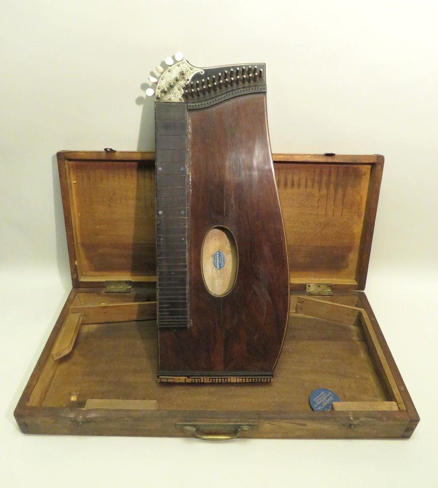 Null M.MASSPACHER, Paris. Wooden zither with brass fillet insutstations, the key&hellip;