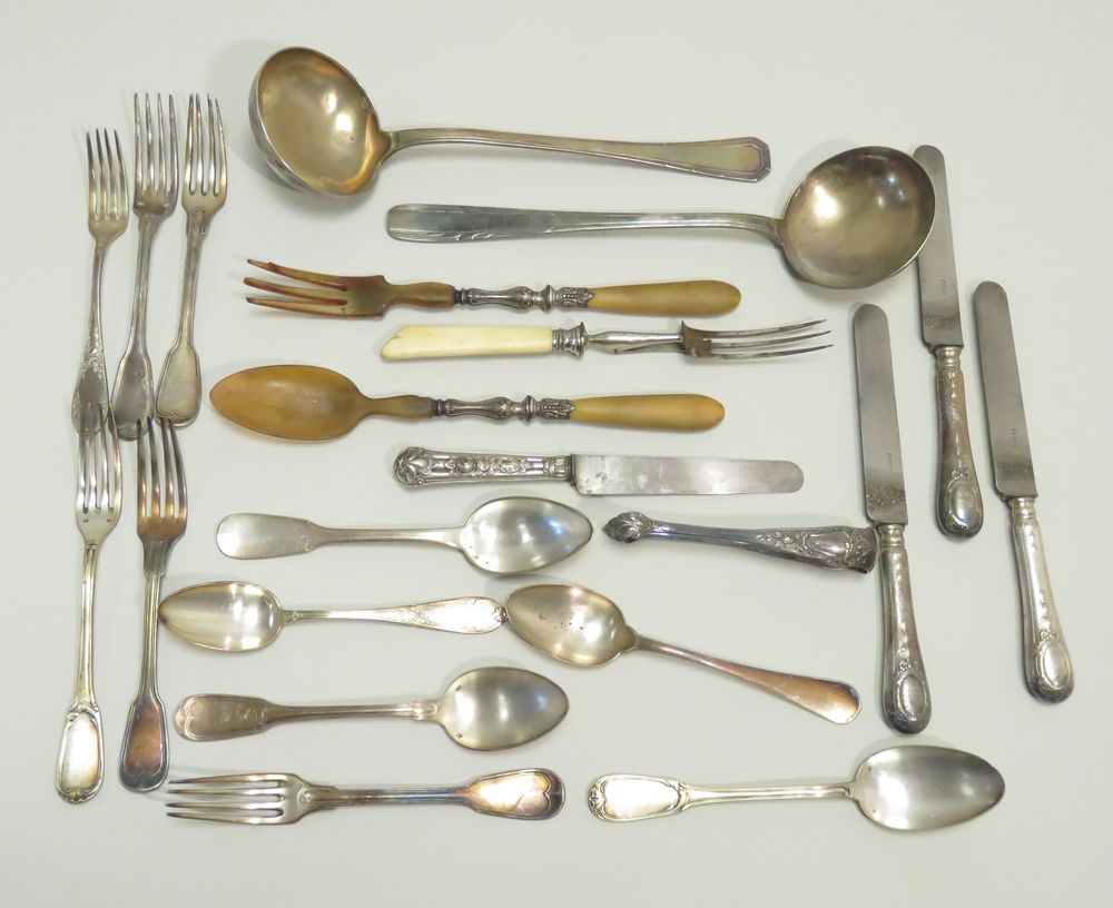 Null Lot of twenty-one miscellaneous pieces (forks, salad servers, 2 ladles, one&hellip;