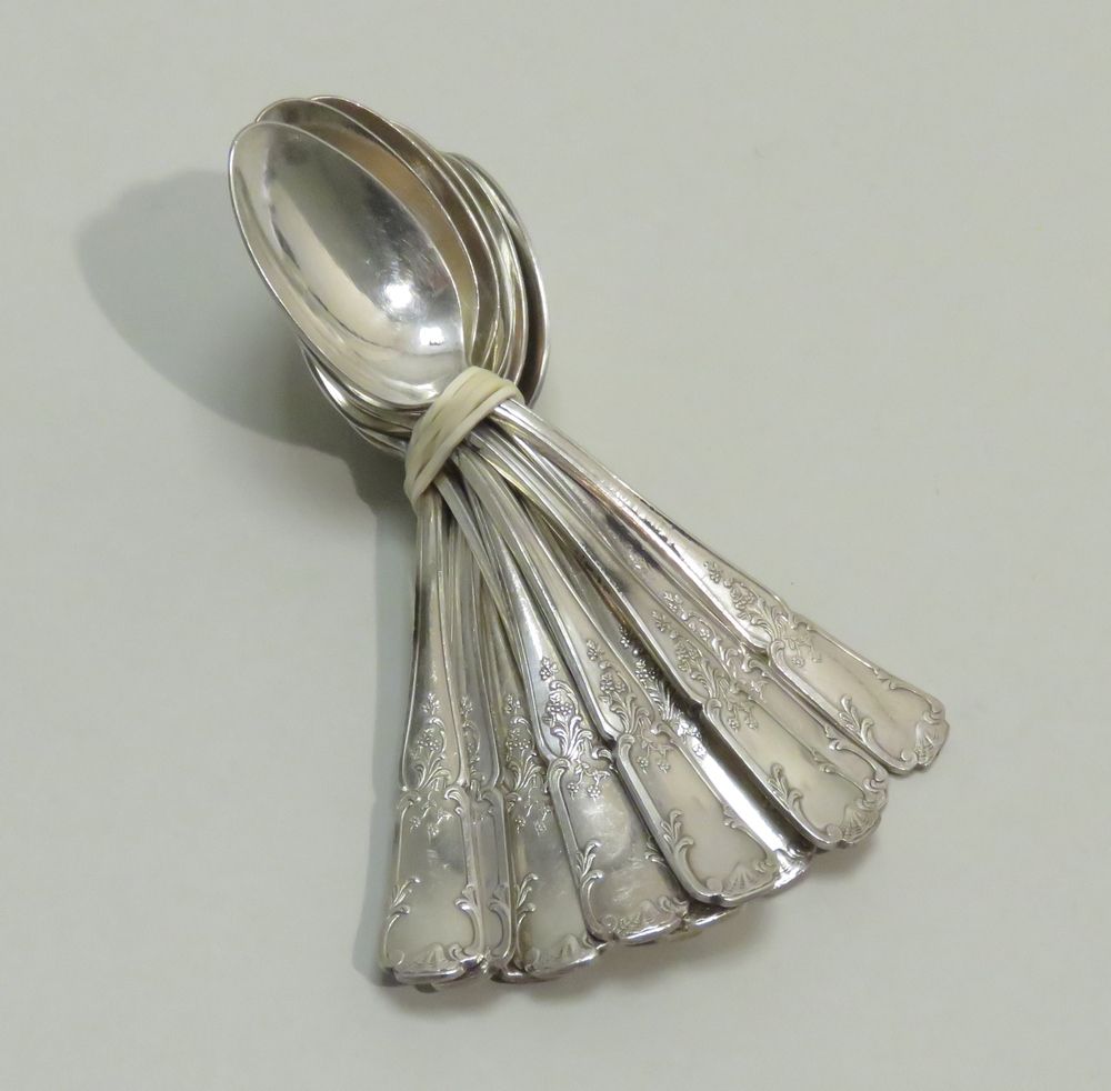 Null 一套令人愉快的镀银摩卡勺子，有花朵和滚动的叶子作装饰。长度：11.5厘米。