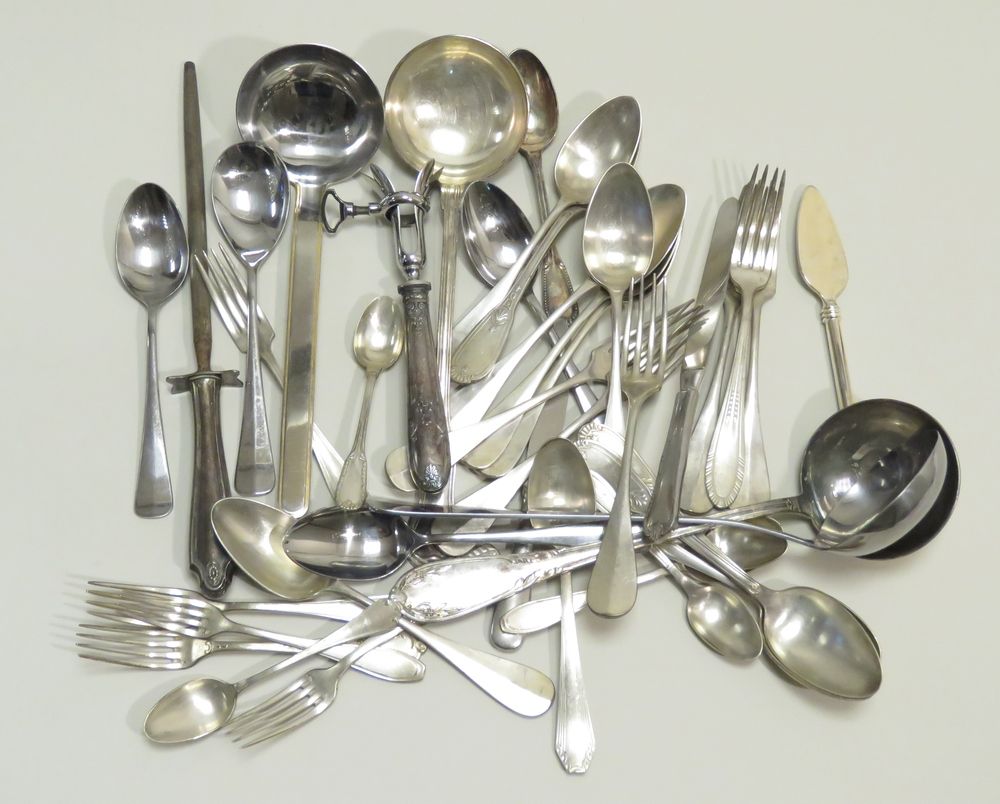 Null 
Lot of silverware (silver plated metal) various in bulk (including ladles,&hellip;
