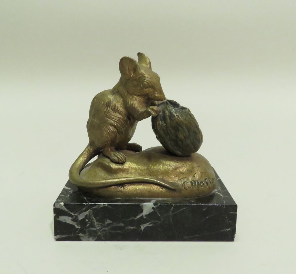 Null 在克洛维-埃德蒙-马松（1838-1913）之后。带坚果的老鼠。镀金青铜雕塑(redoré)。签名为 "C.MASSON "的空心画。大理石底座。10&hellip;