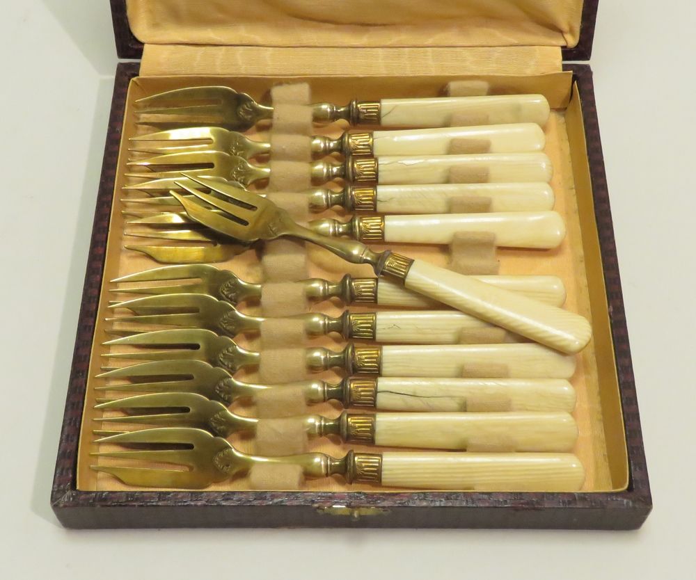 Null Set of twelve gilt metal cake forks, handles in bakelite imitating ivory (a&hellip;