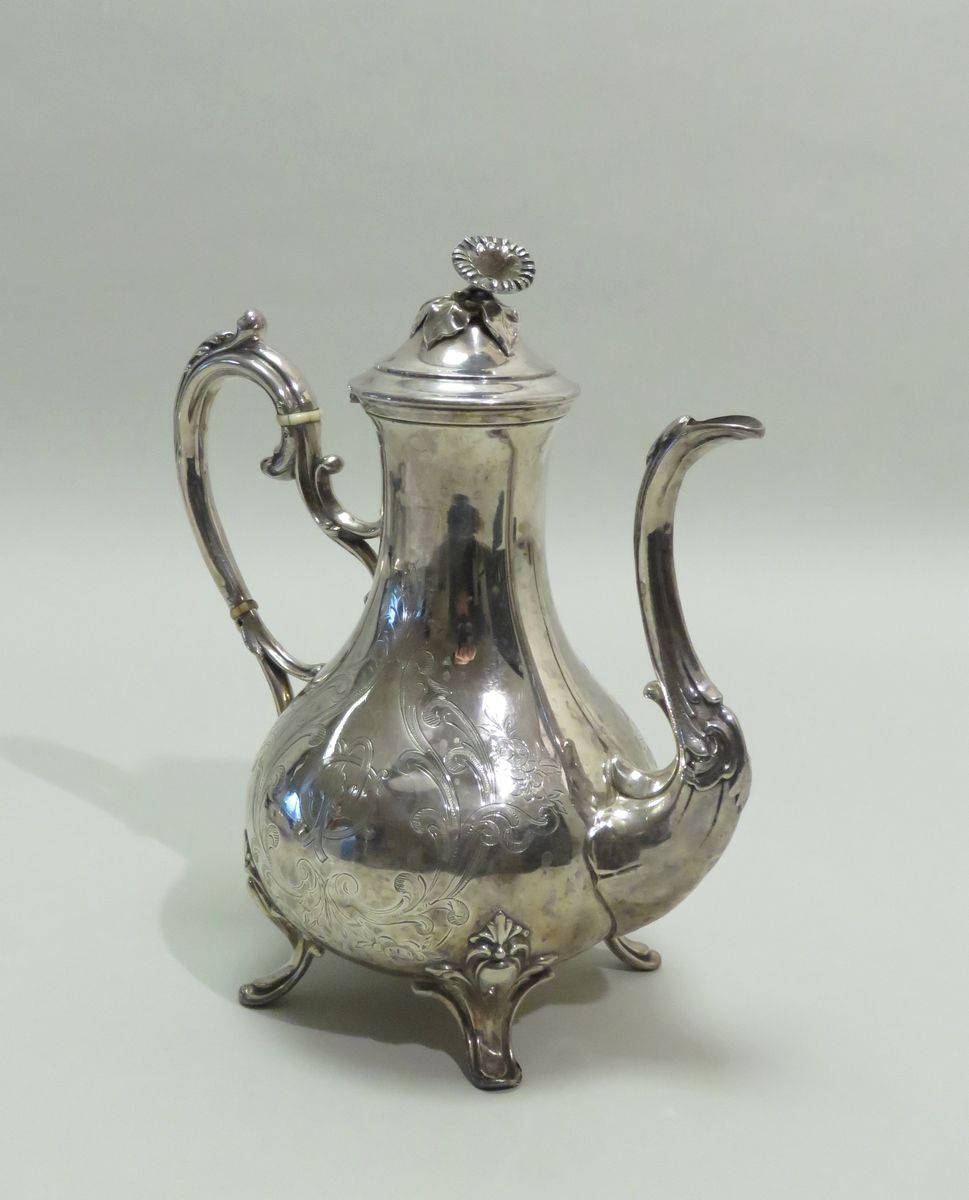 Null 金匠：皮埃尔-奎耶（可能）。一个令人愉快的银质四脚茶壶，壶身刻有叶子（花纹），壶嘴和壶把都有罗凯尔风格的装饰，壶盖有花蕾。米诺夫印记，第一标题和金匠印&hellip;