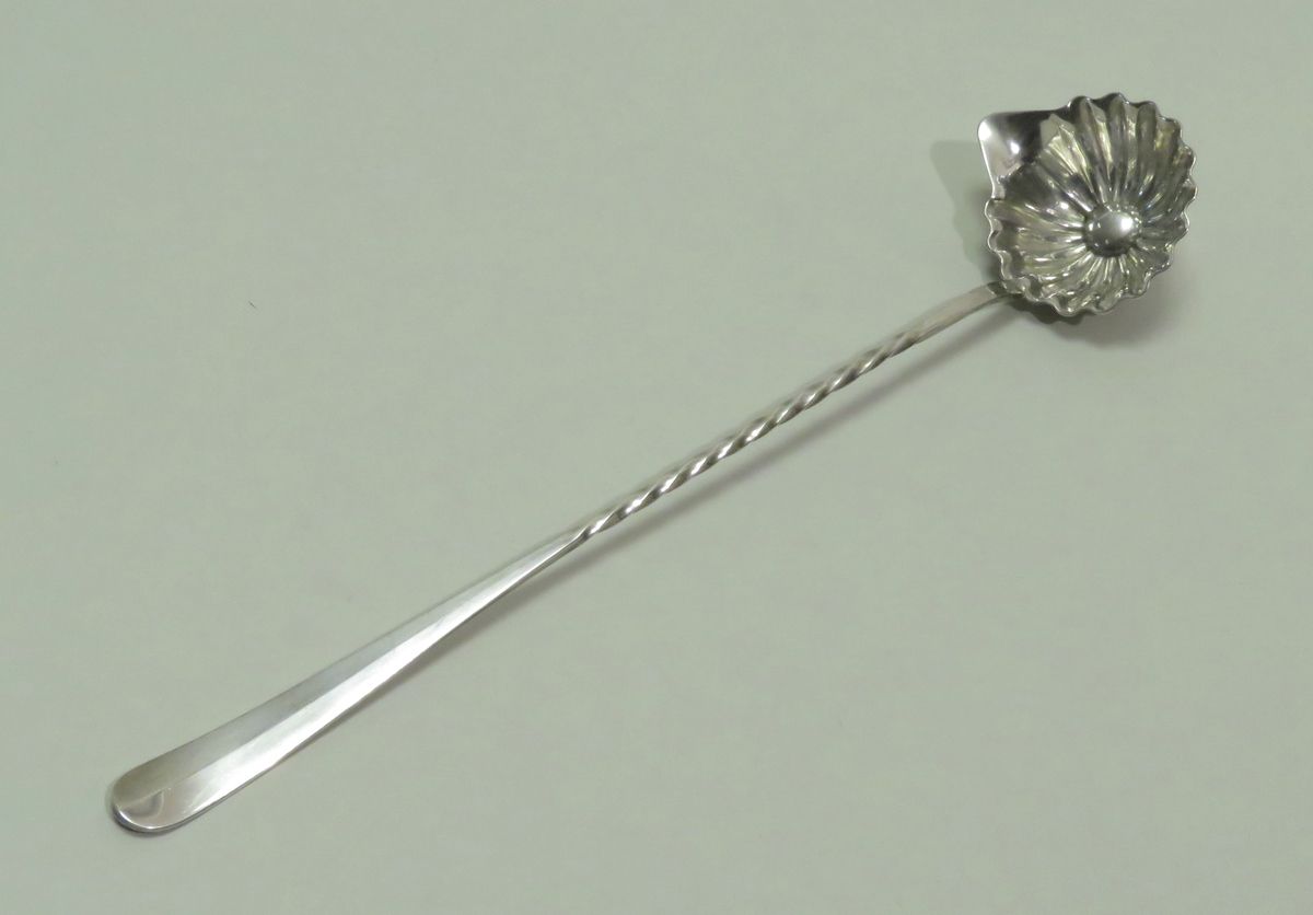 Null 金匠：法国CHRISTOFLE。镀银奶油勺，柄上有扭曲的装饰。 长度：32.5厘米。