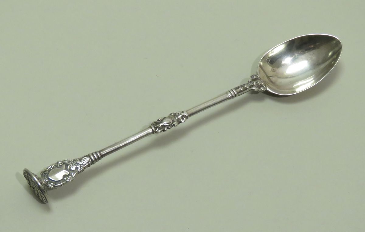 Null 金匠：皮埃尔-奎耶（可能）。银色的鸡尾酒勺子，碎糖机扭动着。Minerve标志，第一标题和Goldsmith's标志。净重：28克。长度：17.5厘米&hellip;