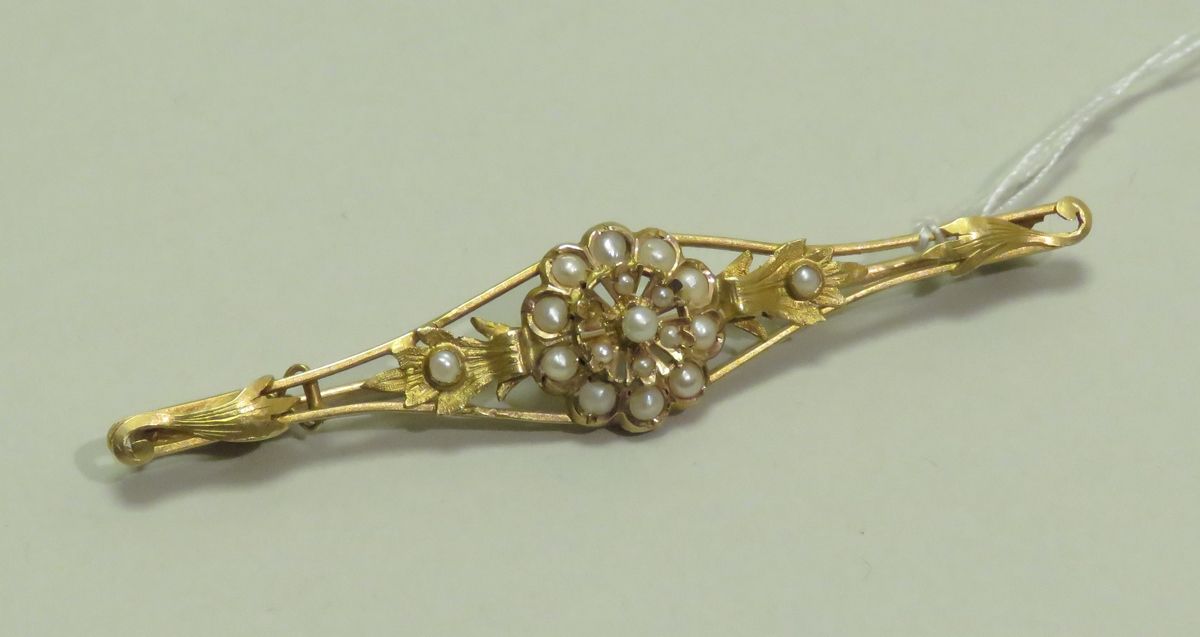 Null 镂空的黄金胸针，有叶子的设计，特色是花瓣上有小淡水珍珠。毛重：5g05。长度：7厘米。