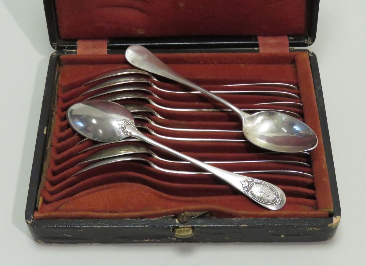 Null Orafo: Hénin & Cie. Set di dodici piccoli cucchiai d'argento, modello uni-f&hellip;