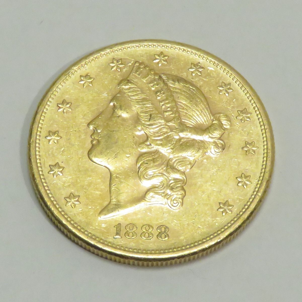 Null 20美元金币 "自由头-双鹰"，日期为1888年，工作室 "S"（旧金山），雕刻师：James B.朗克尔。重量：33克45。直径：34mm。