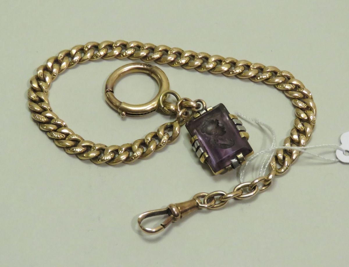 Null 一条黄金 "美食 "链式怀表链，上面镶嵌着紫水晶吊坠，上面有一个罗马战士的半身像，黄金和白金框架（约1925-1930年）。总毛重：23克75。长度：&hellip;
