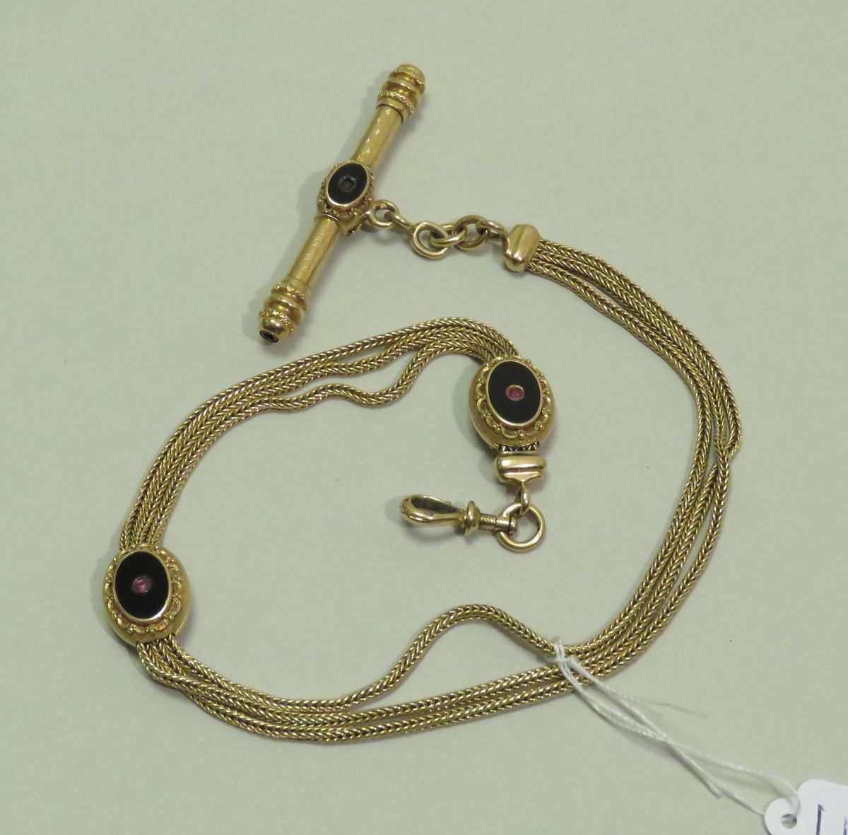 Null 美丽的项链链，有三条链子，黄金和黑玛瑙奖章，上面镶嵌着小红宝石（缺少一颗）。毛重：31克25。长度：32.5厘米。
