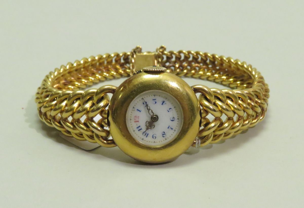 Null 黄金女式腕表（领表安装为腕表），白底表盘上有金色阿拉伯数字、刻度和指针，黄金表带有编织环节，表扣有安全链。机械机芯（工作）。 毛重：39克45。在一个&hellip;