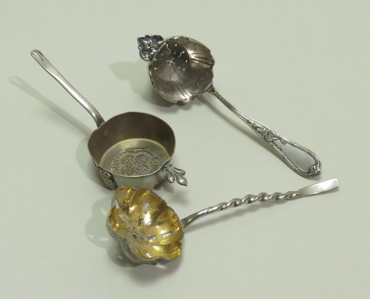 Null Set of three silver-plated metal pieces (two tea strainers and a sprinkling&hellip;