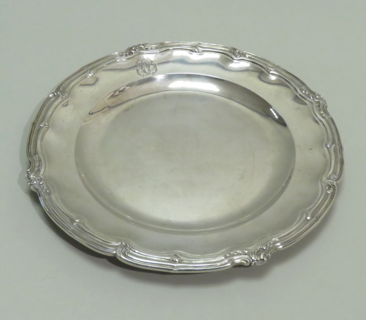 Null 一个美丽的银盘（Minerve标记，第一标题），有一个移动的轮廓和 "Rocaille "风格的装饰（在翅膀上有图案）。净重：784克。路易十五风格，&hellip;