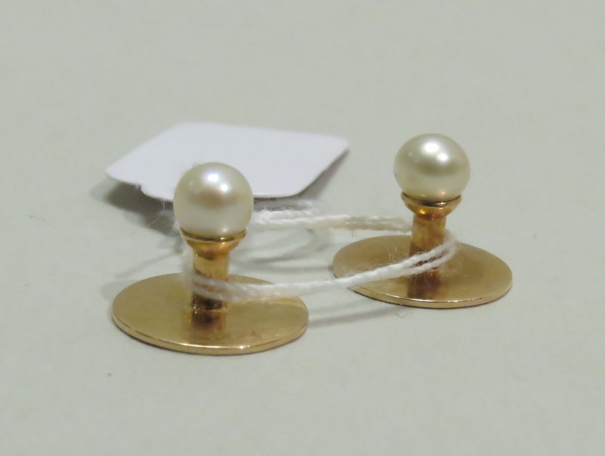 Null Coppia di bottoni da collo in oro giallo e perle coltivate, 4-5mm. Peso lor&hellip;