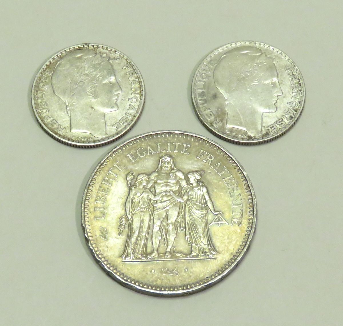 Null Lote de 3 monedas de plata, incluyendo : -50 francos "Hércules" fechados en&hellip;