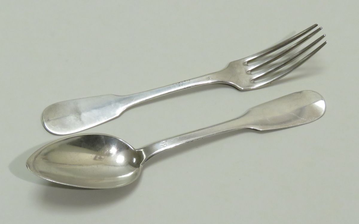 Null Goldsmith: 寡妇Henri-Louis Chenaillier (Act.1859-1862).银质餐具（2件），单板模型，手柄的背面有图案&hellip;