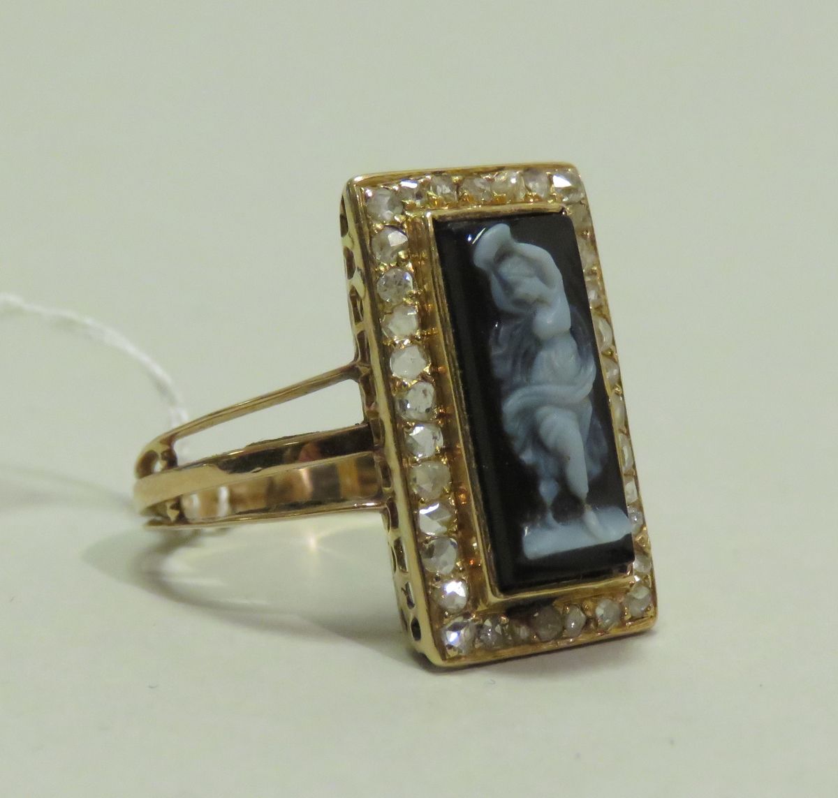 Null Yellow gold ring with three linked rings, rectangular shape, cameo carved o&hellip;