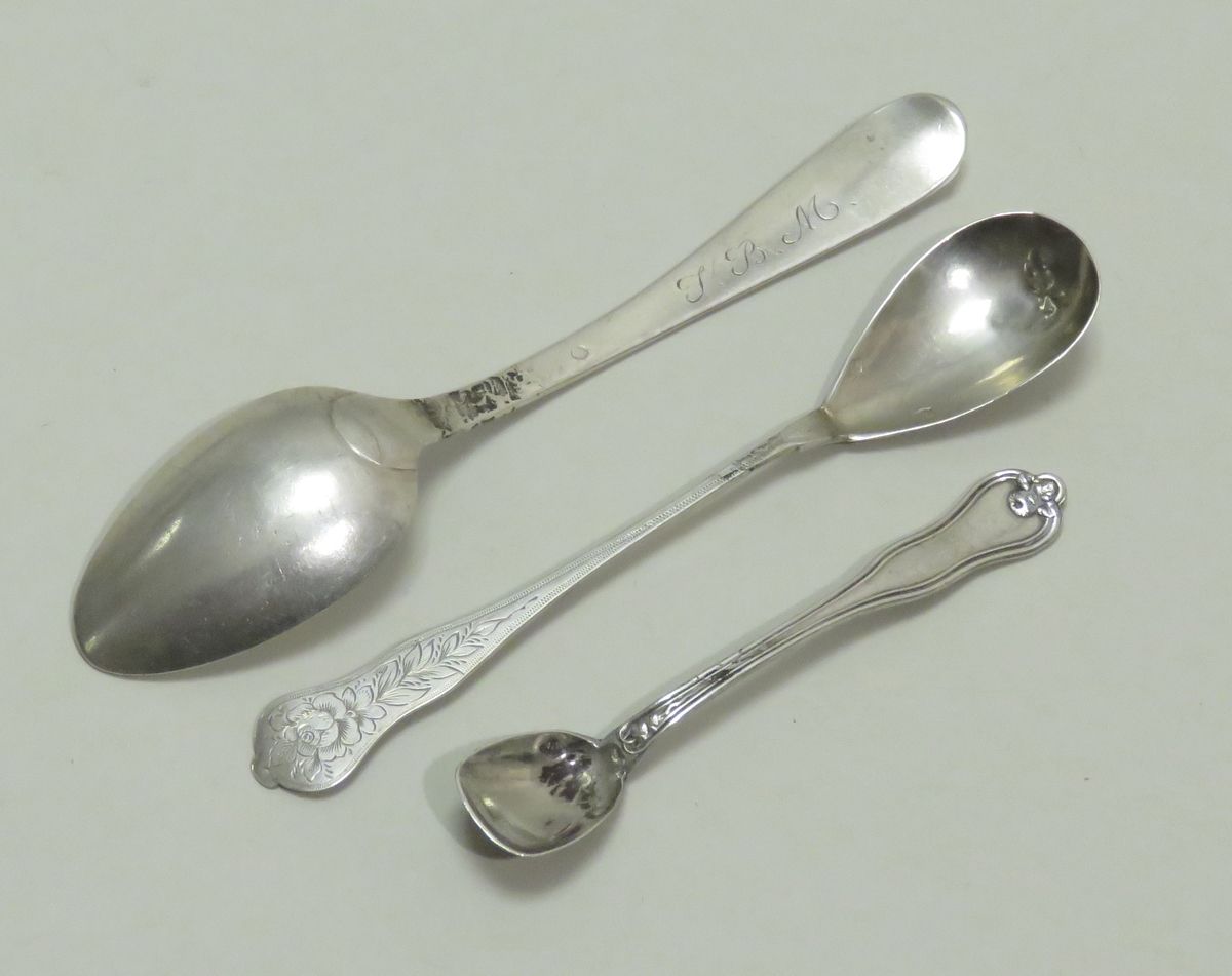 Null Lot of three various pieces, in silver, including: -A small spoon with plai&hellip;