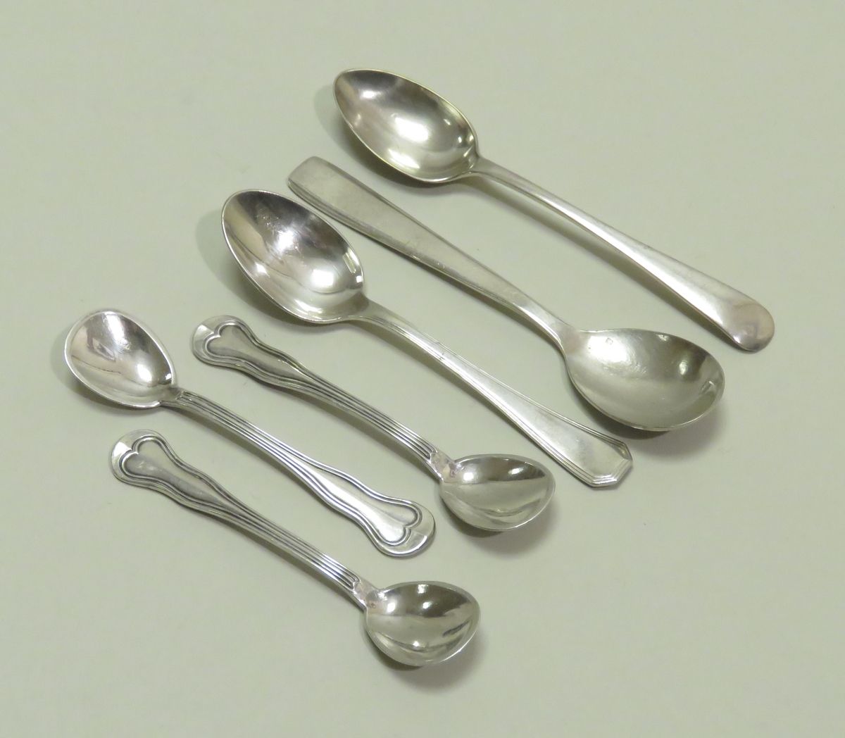 Null Lot of three various mocha spoons and a suite of three salt scoops in silve&hellip;