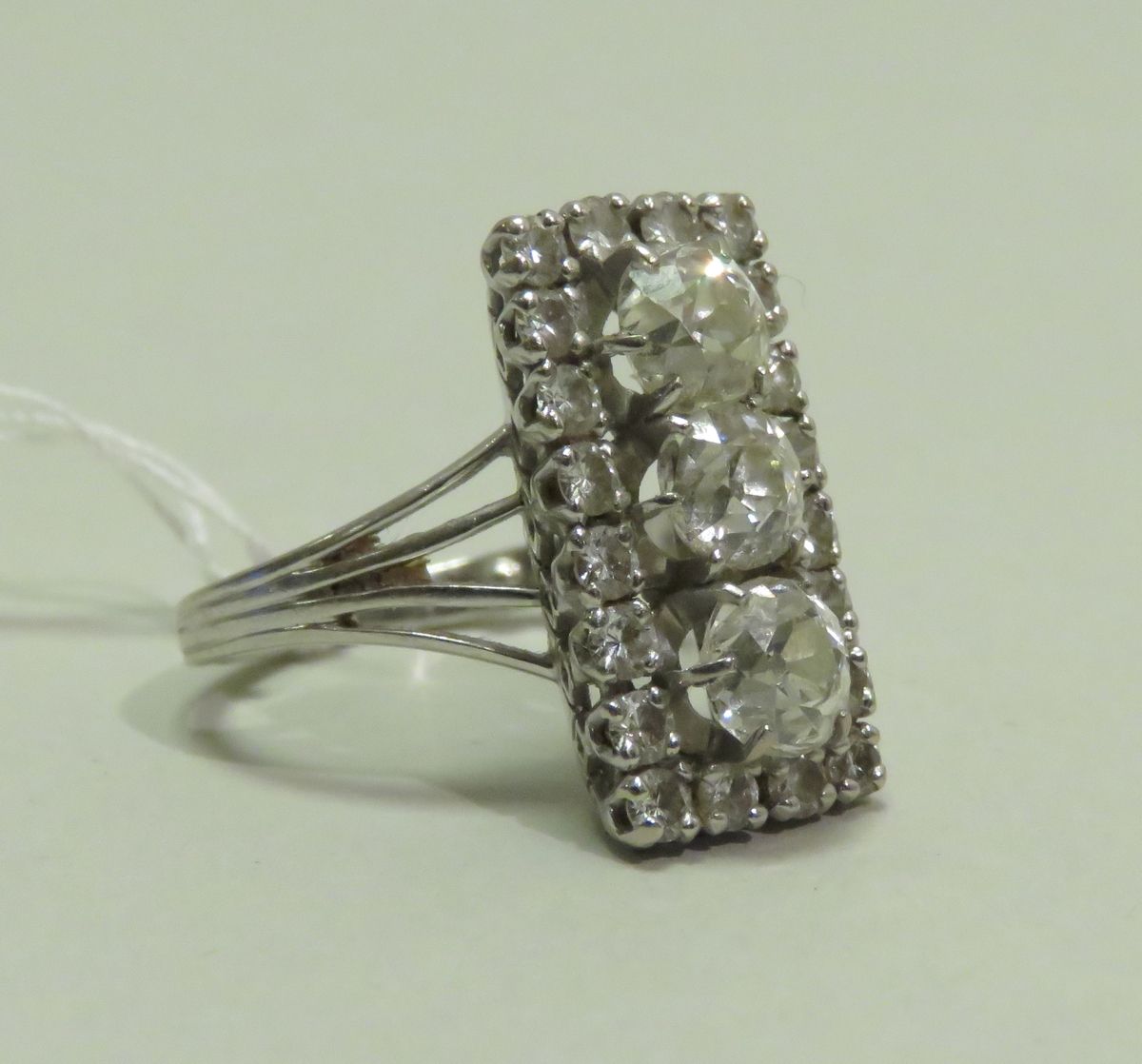 Null 一枚白金和铂金镂空戒指（混合印记），戒指上有四个相连的分支，矩形板上镶嵌着三颗钻石，约1.35克拉，旧式切割，镶嵌着20颗钻石，约0.6克拉，现代旧式&hellip;