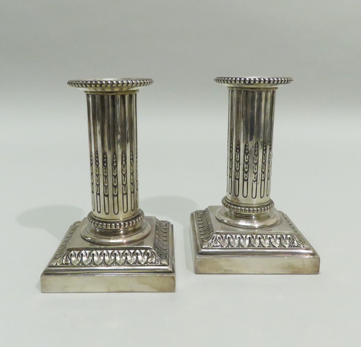 Null Orfebre : CAILLAR BAYARD. Pareja de candelabros (columnas) plateados con de&hellip;