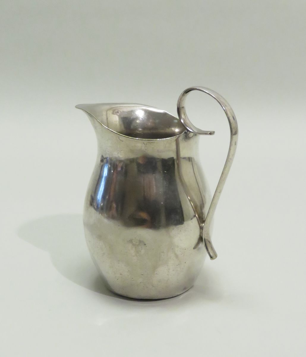 Null Pot-à-lait en métal argenté (fabrication anglaise). 12,5 x 11,5 cm. En l'ét&hellip;