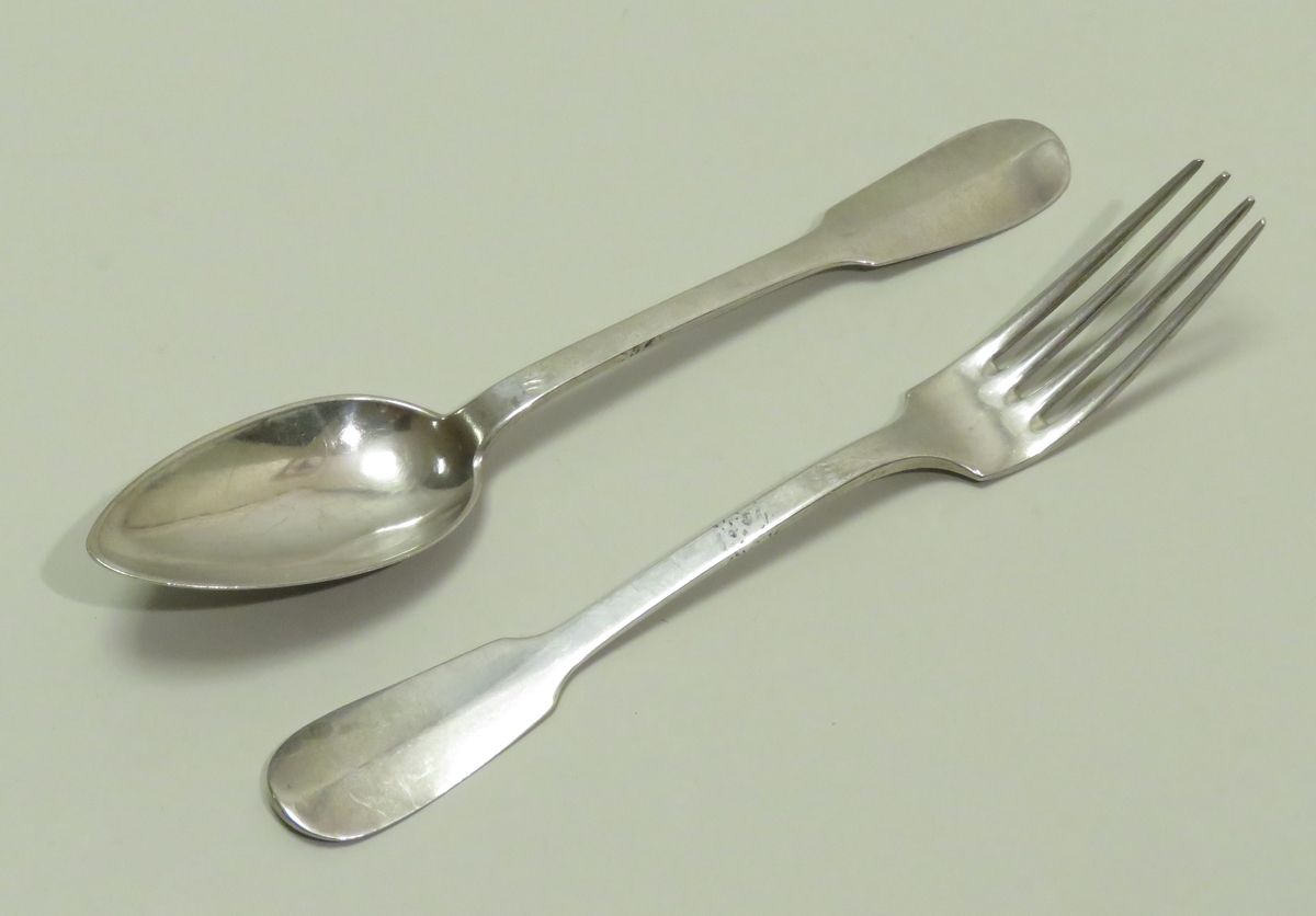 Null 金匠：E.L.银质餐具（2件），单平面图案，手柄的背面有图案。Minerve，第一标题和金匠标记。总净重：118克。