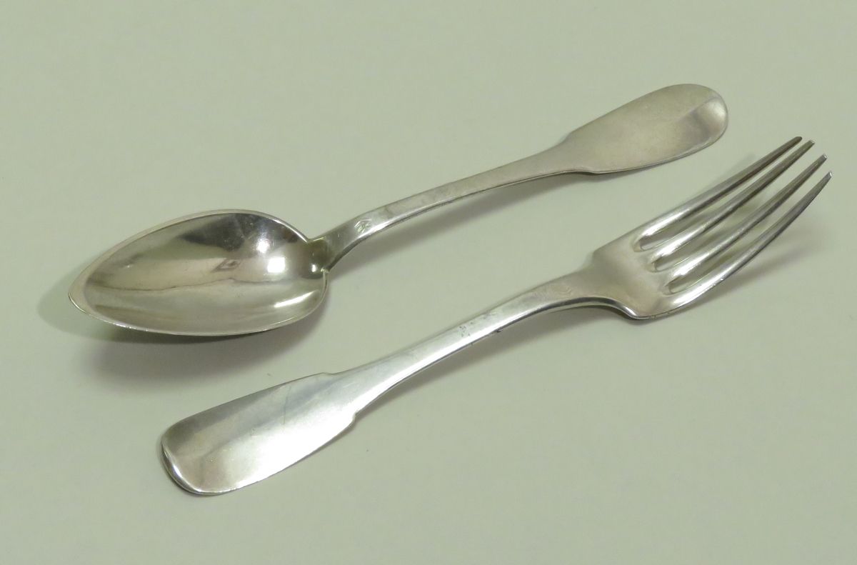 Null 各种银器：银制餐具（2件），单平面图案，手柄的背面有图案。米诺尔，第一标题和银匠的标记。总净重：136克。