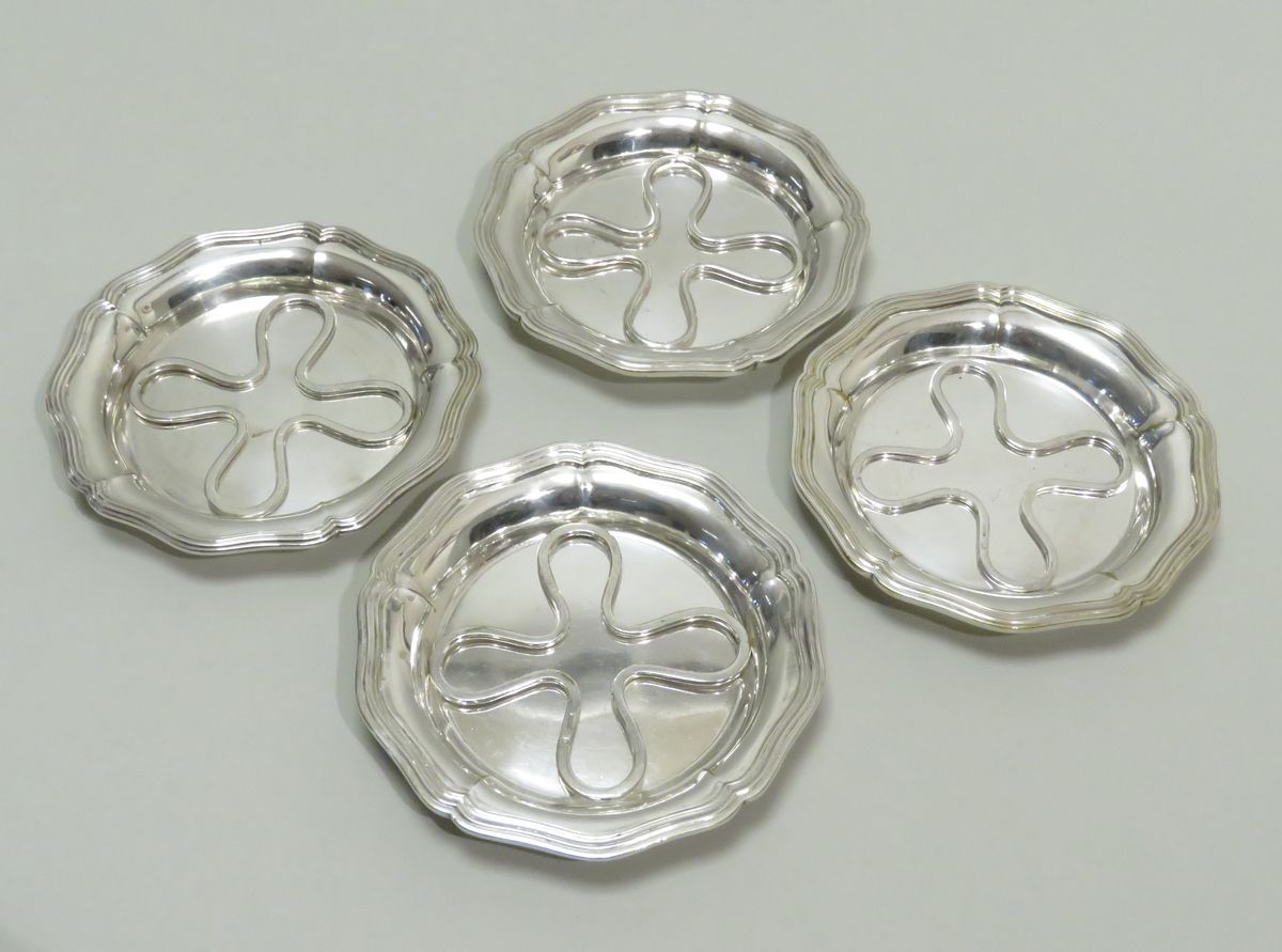 Null Goldsmith : CHRISTOFLE, France. Set of four coasters, in silver plated meta&hellip;