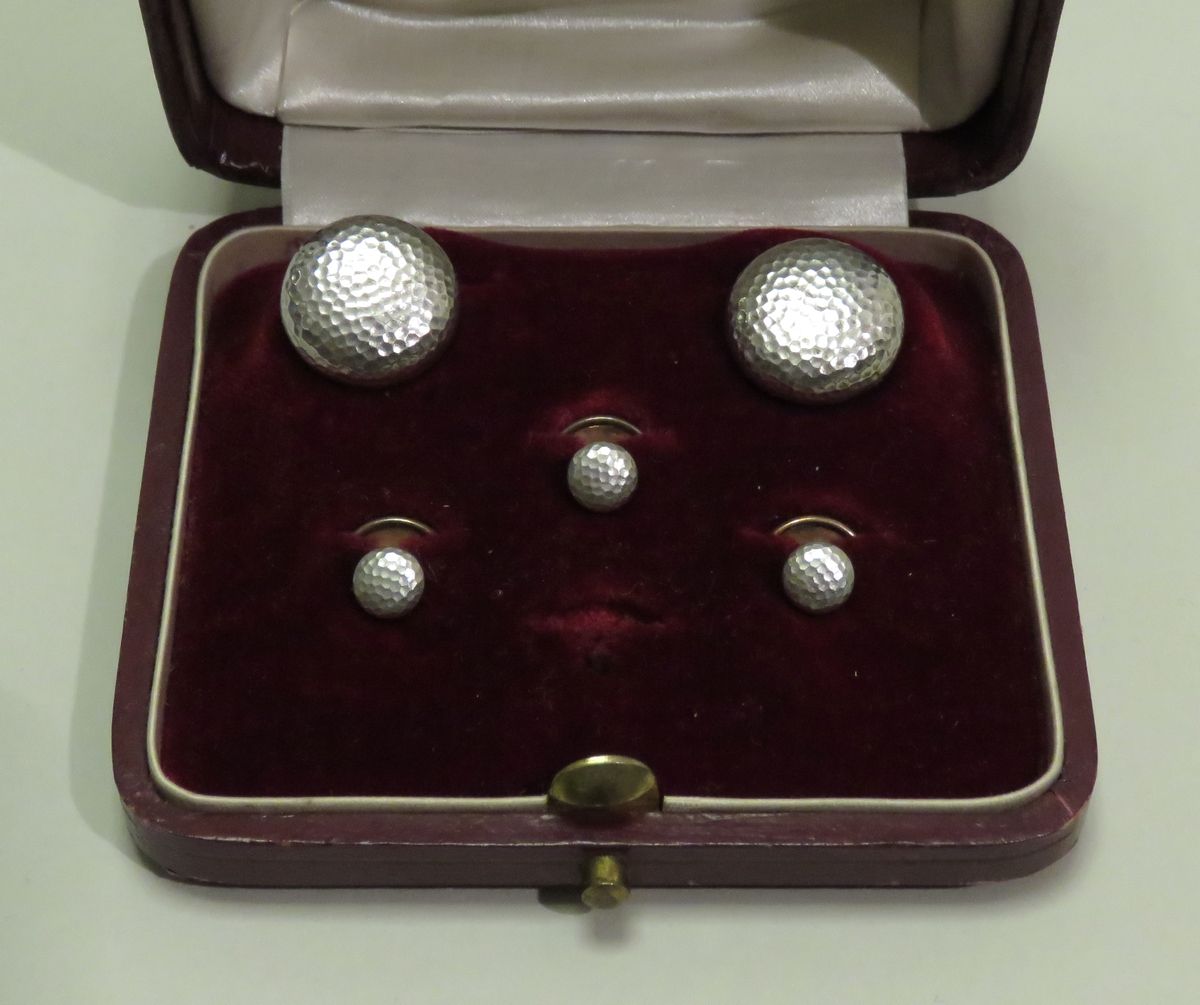 Null Set di cinque bottoni da collo in argento martellato (2 grandi e 3 piccoli)&hellip;
