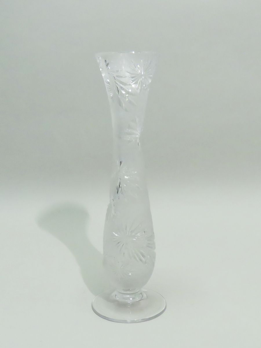 Null Martin BENITO (Xxème). Vase en cristal taillé de gerbes de fleurs, transluc&hellip;
