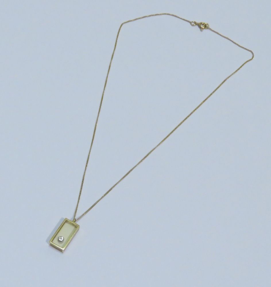 Null Pendant and its chain in gold. The rectangular pendant, the ring and the ho&hellip;