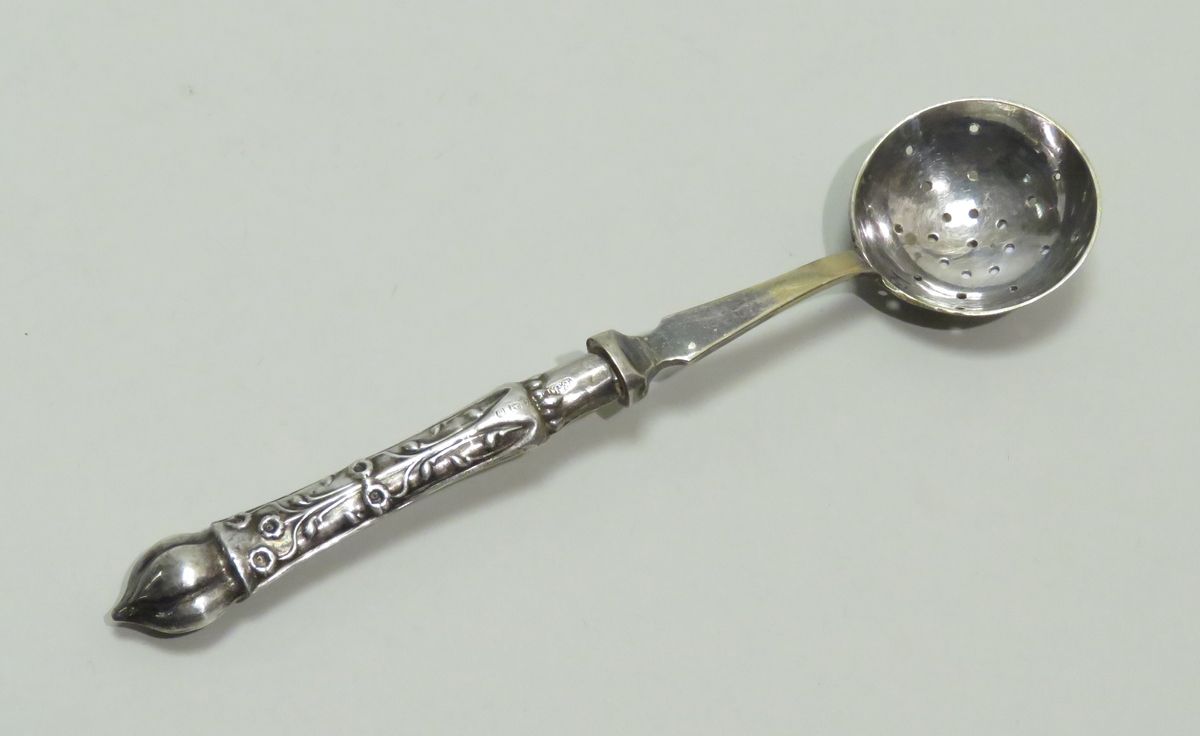 Null 金匠：E.J.L.茶匙，手柄为英国锻造的银质，有丰富的造型植物装饰，茶匙为镀银金属。约1900年。毛重：29克35。长度：17厘米。