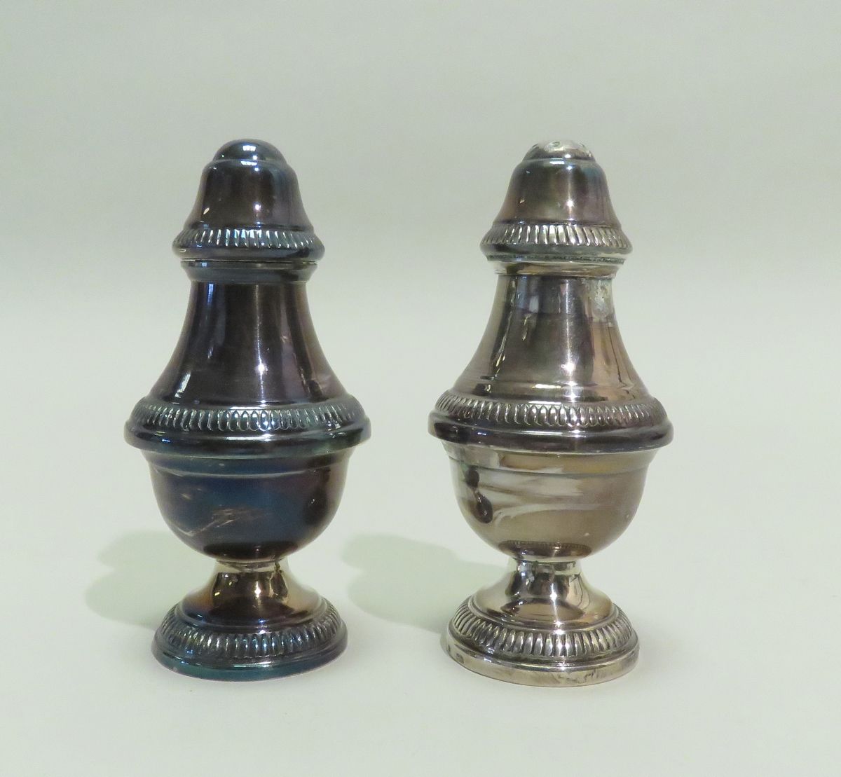 Null Saltcellar/pepperpot in silver plated metal. Xth century. 10 x 4,5 cm.