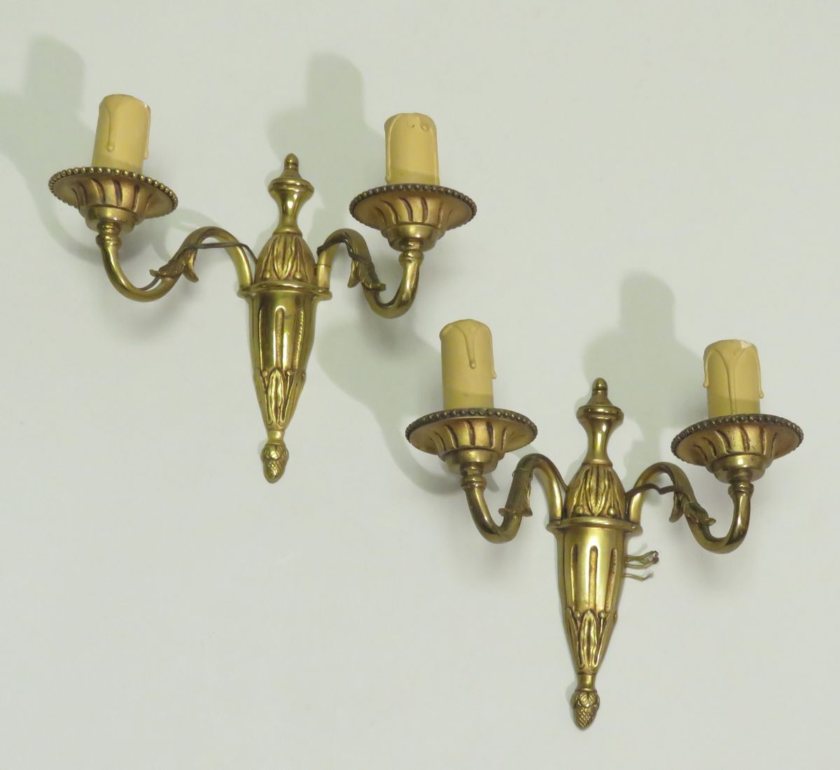 Null Un par de apliques de bronce dorado de dos luces. Estilo Luis XVI, siglo XX&hellip;
