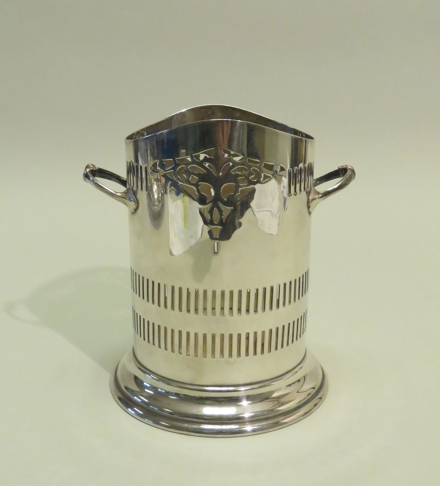 Null 金匠：H.M. 镂空银金属箍（可能用于花瓶），有两个把手。18 x 16厘米。