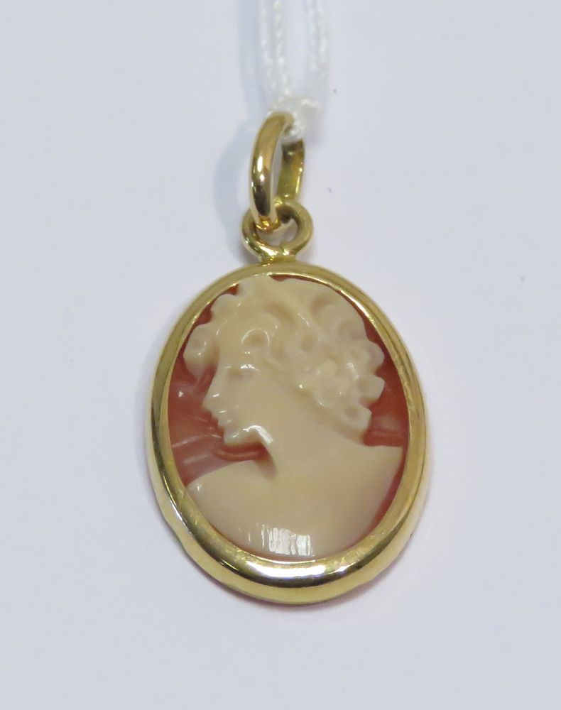 Null Fancy "Cameo" pendant, yellow gold hoop and setting. Gross weight: 1g05. 2.&hellip;