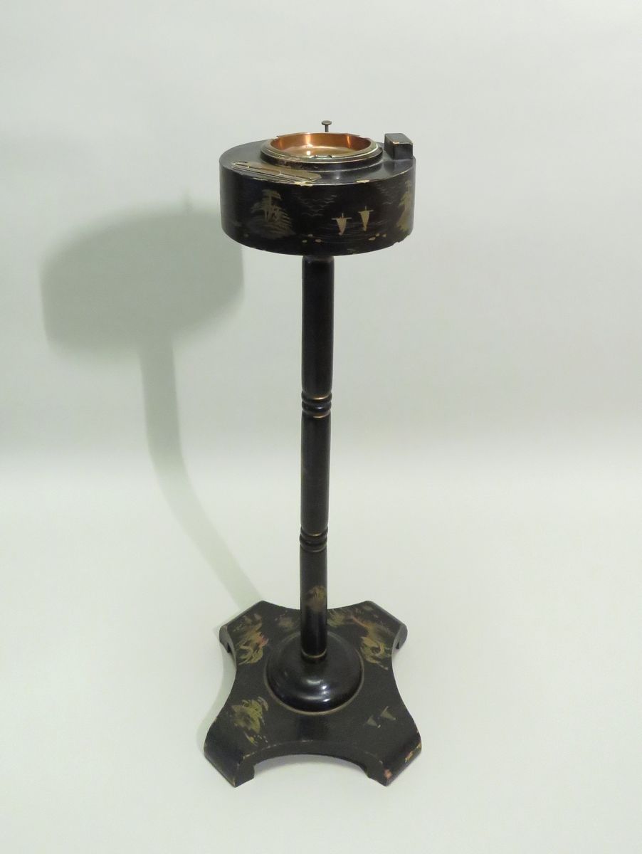 Null 脚踏烟灰缸，由煮沸的纸板和漆木制成，装饰为远东风格。20世纪，日本制造。61 x 25厘米（芯片）。