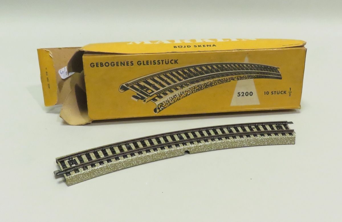 Null MÄRKLIN. "10 éléments de voie courbe" (5200). En boîte d'origine.