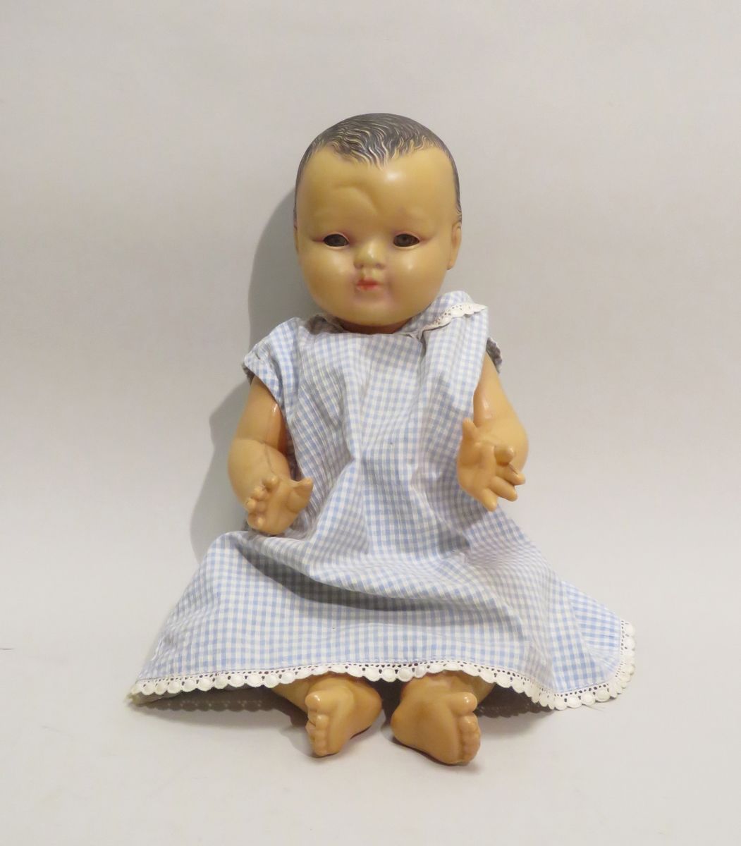 Null Rhodoid doll, in costume. 43 x 20 cm.