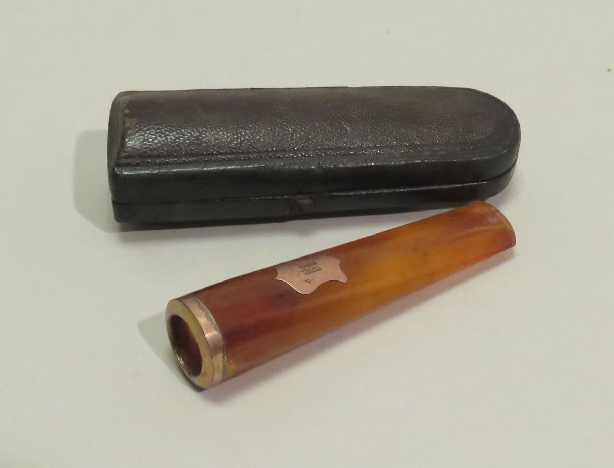 Null 琥珀和玫瑰金雪茄打火机（带数字的奖章）。毛重：14克15。长度：8.5厘米（在原皮箱中）。