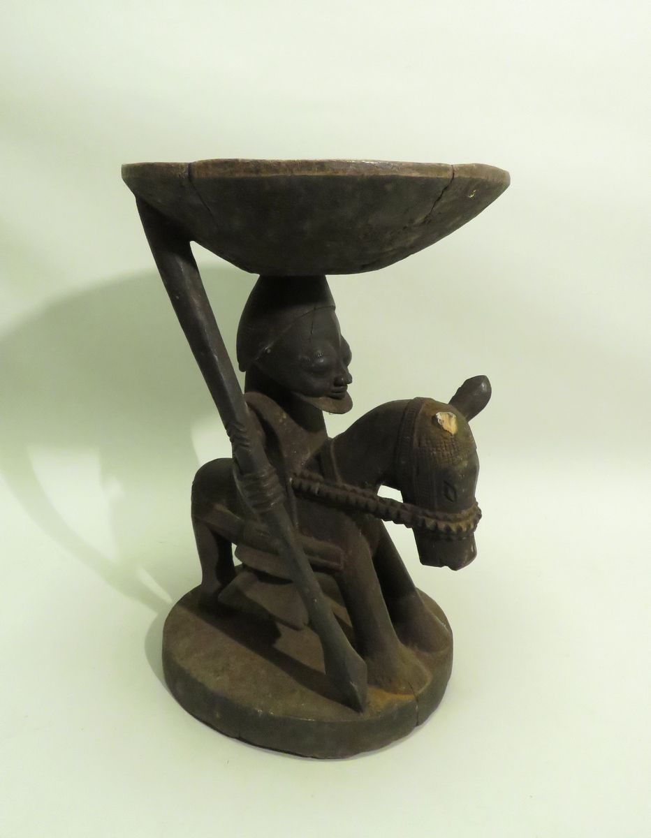 Null African stool in carved wood. 45 x 31 cm (in the state).