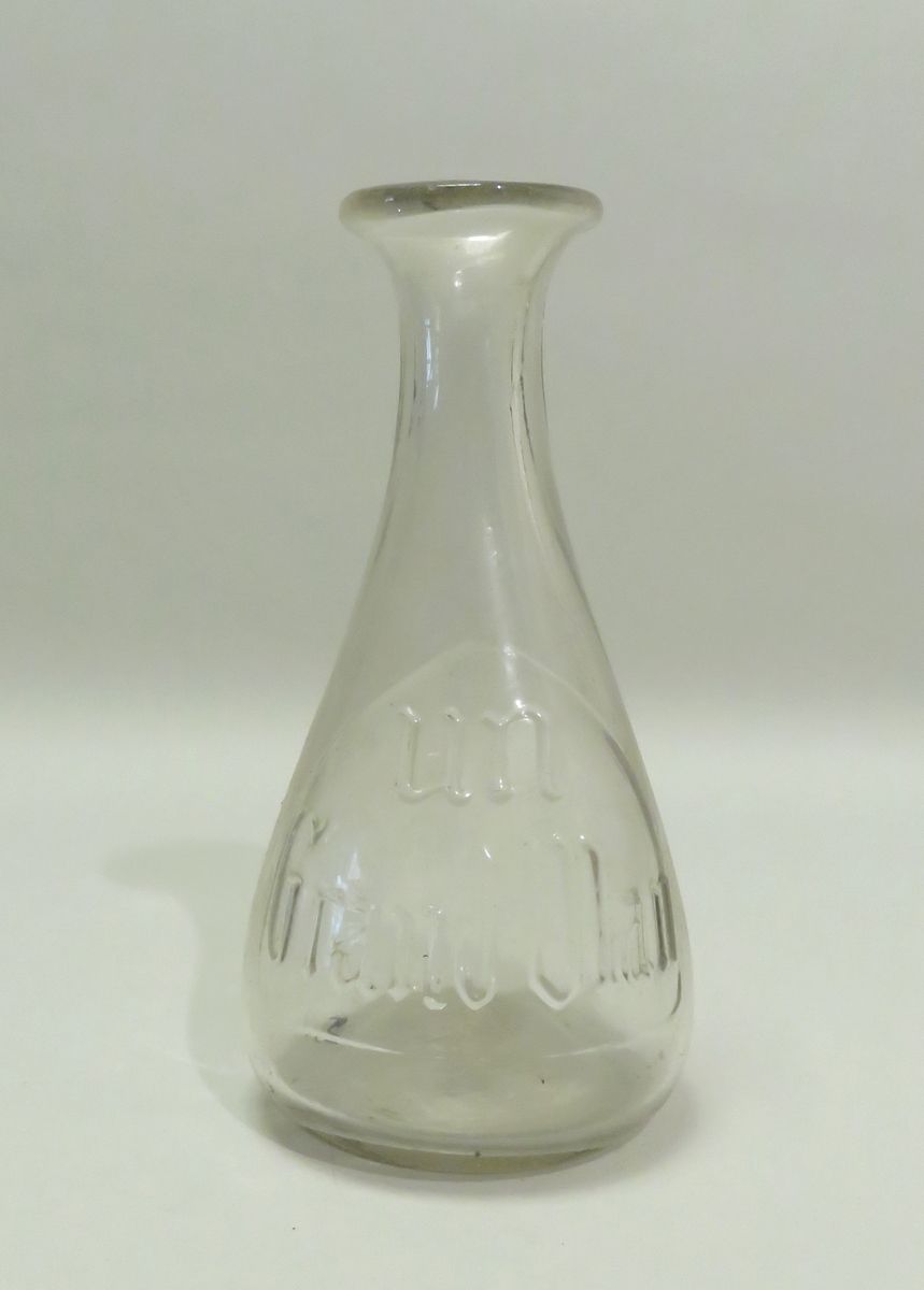 Null Carafe publicitaire en verre moulé/pressé "Un Grand Olan. 20.5 x 11 cm.