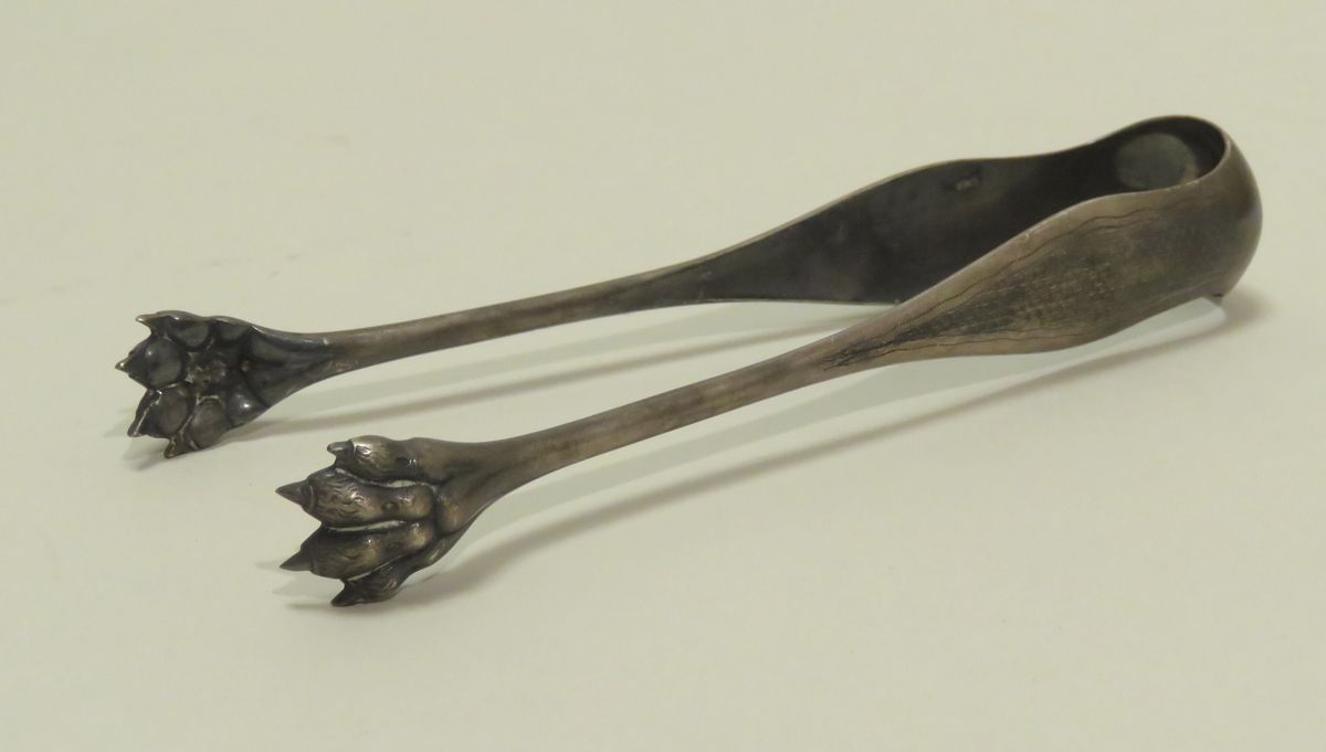 Null Important silver plated sugar tongs. Length : 16 cm.