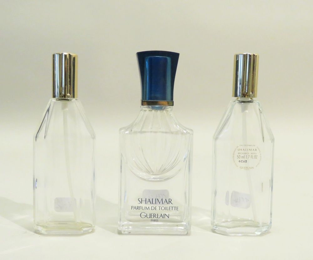 Null Set di tre diverse bottiglie di vetro GUERLAIN. 13,5 x 5,5 cm (il più grand&hellip;