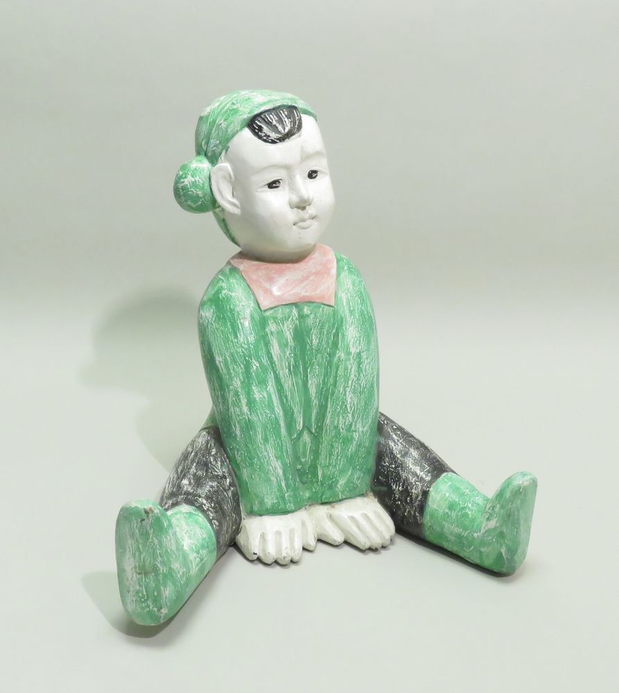 Null Sculpture en bois stuqué et peinte figurant un enfant asiatique. XXème sièc&hellip;